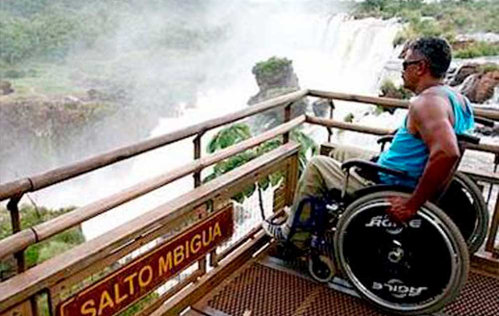 Discapacitado mira el Salto Mbiguá en cataratas del Parque Nacional Iguazú